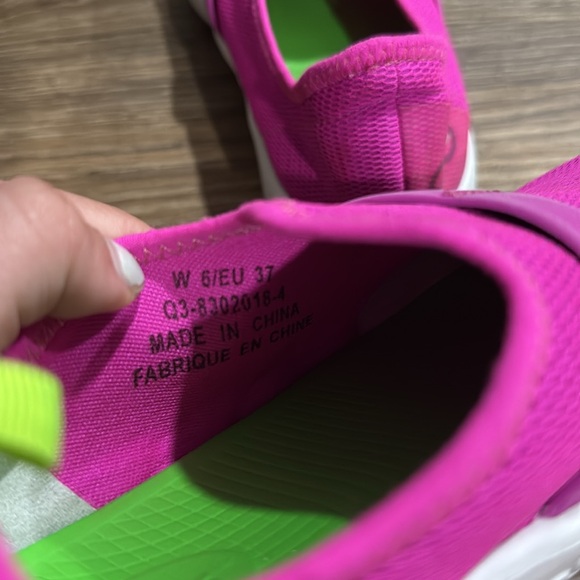 Oofos Pink Slip-On Shoes size 6 women’s EUC - Picture 4 of 6